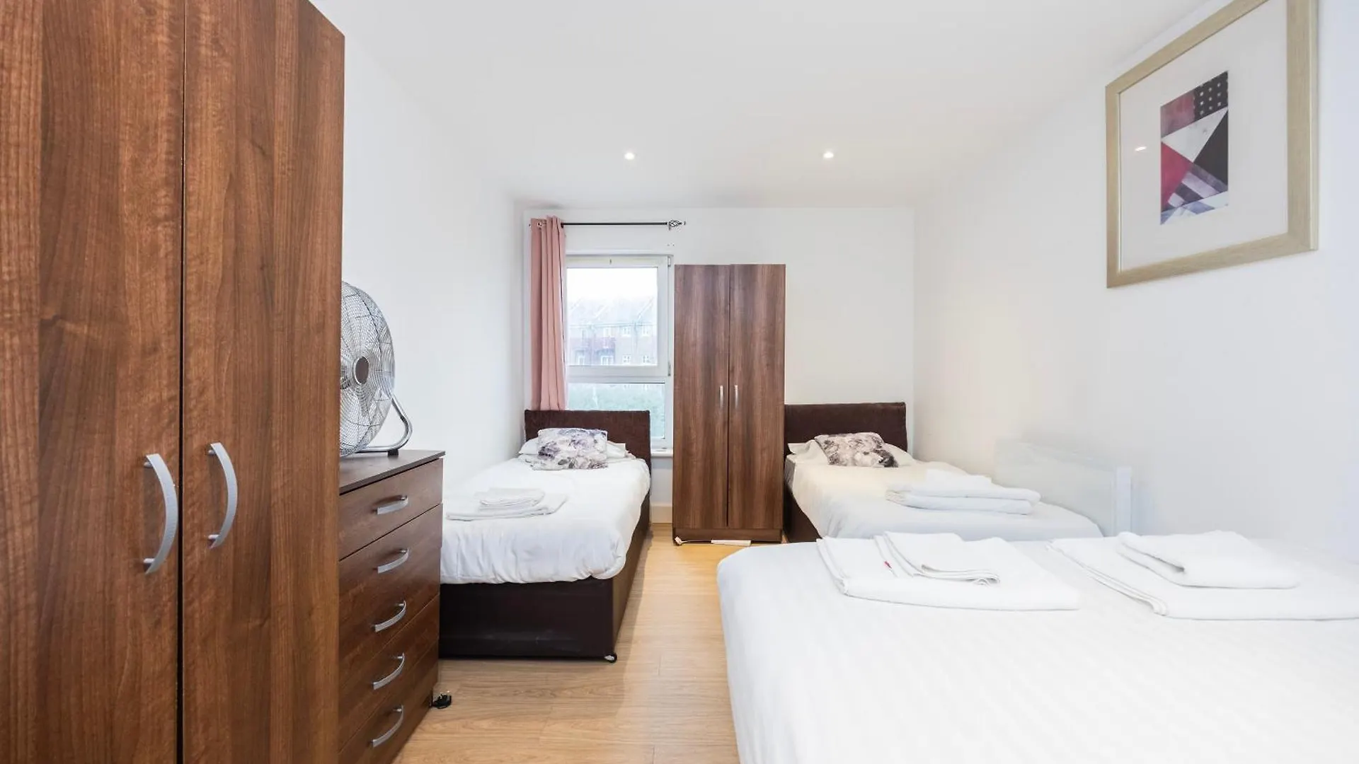 Heads On Bed -Canary Wharf Docklands Apartments For The Larger Groups London