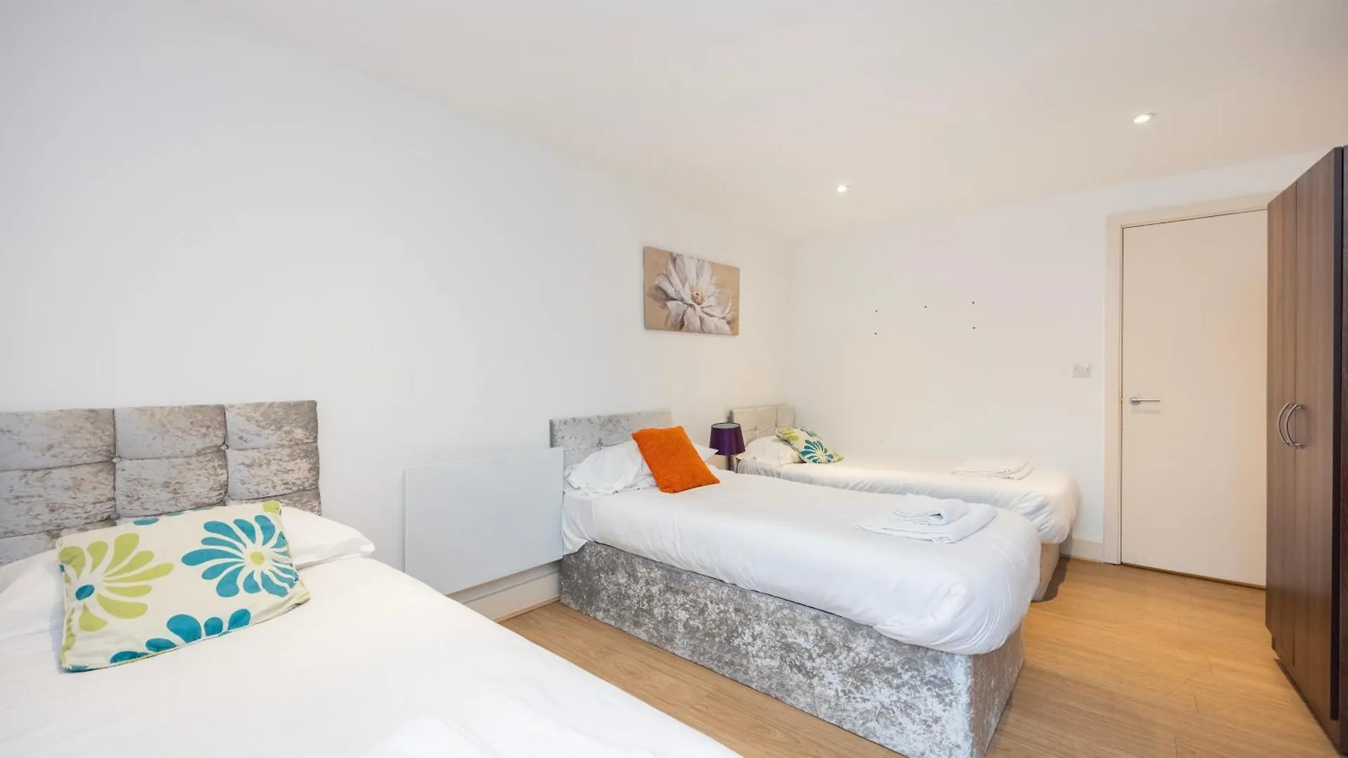 Heads On Bed -Canary Wharf Docklands Apartments For The Larger Groups London