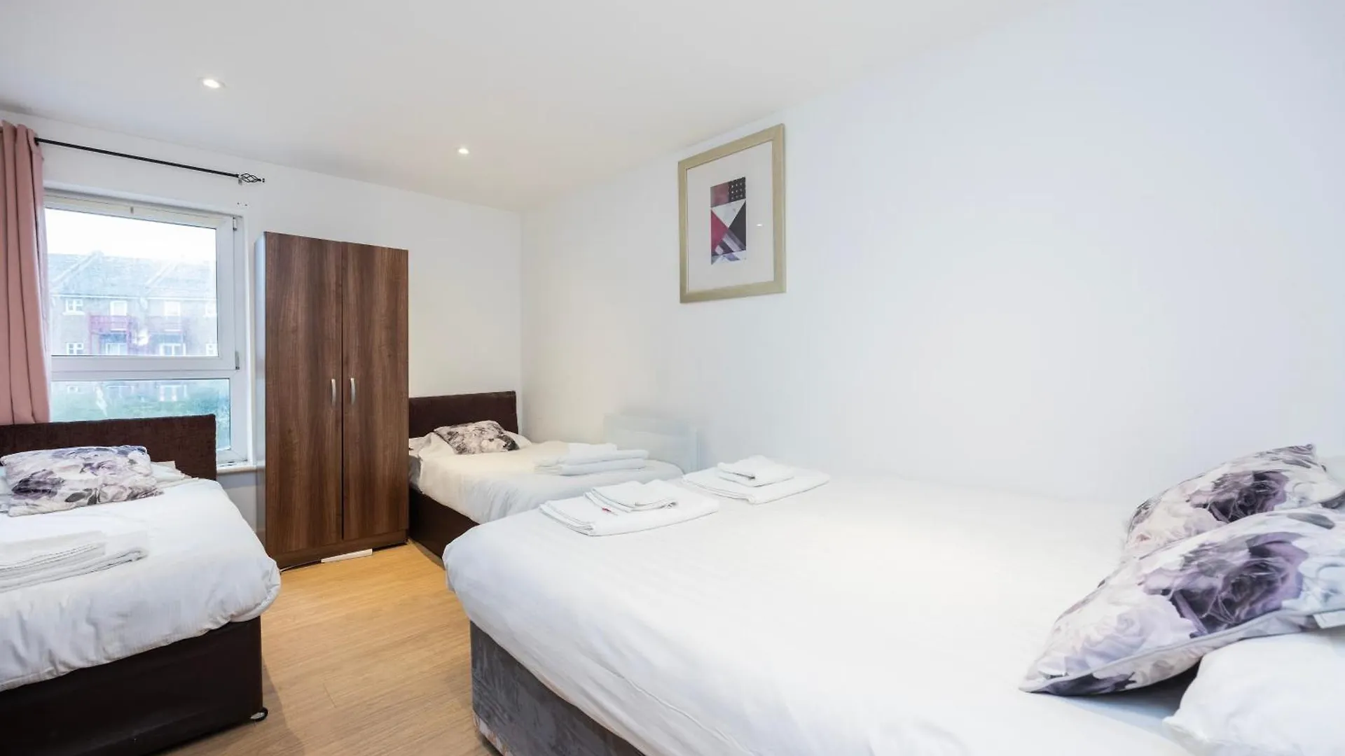Heads On Bed -Canary Wharf Docklands Apartments For The Larger Groups London