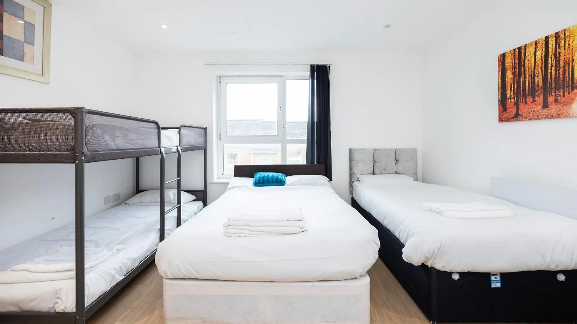 Heads On Bed -Canary Wharf Docklands Apartments For The Larger Groups London