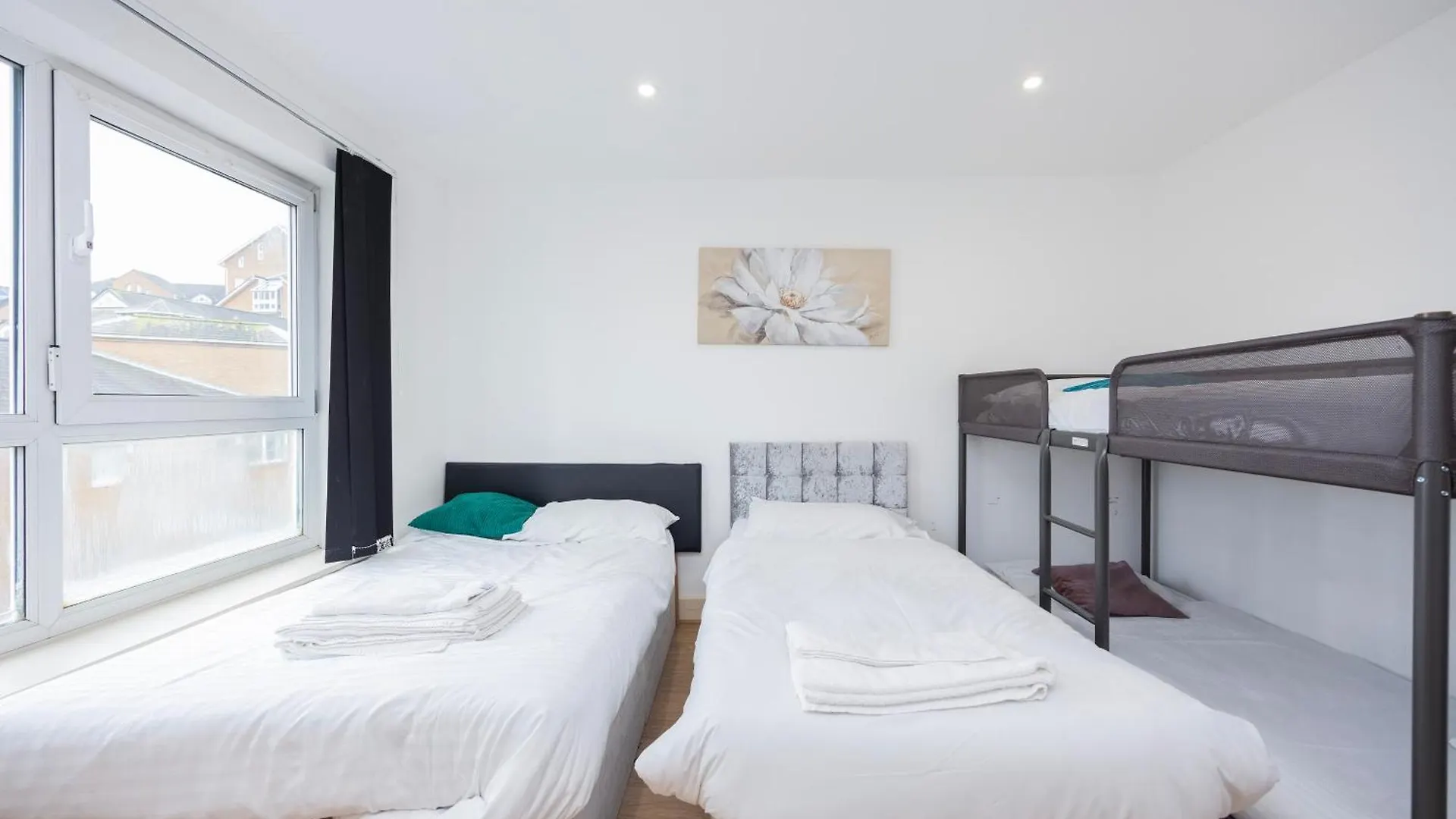 Heads On Bed -Canary Wharf Docklands Apartments For The Larger Groups London