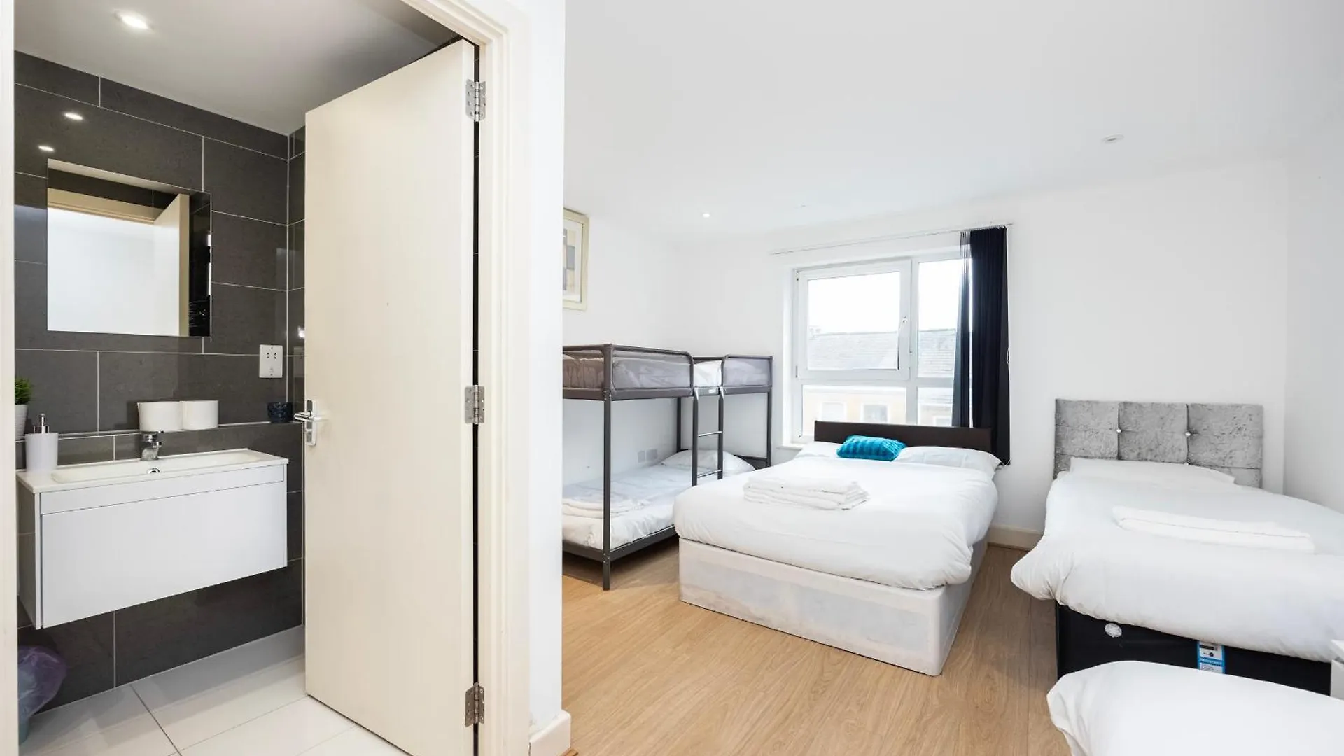 Heads On Bed -Canary Wharf Docklands Apartments For The Larger Groups London United Kingdom