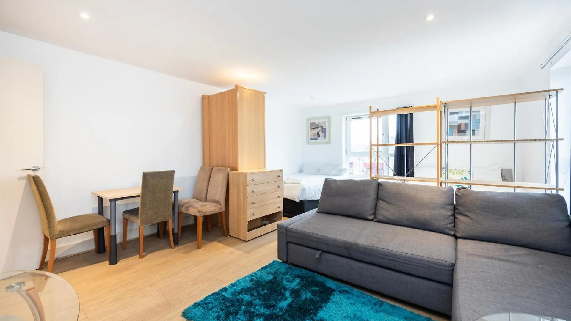 Heads On Bed -Canary Wharf Docklands Apartments For The Larger Groups London United Kingdom