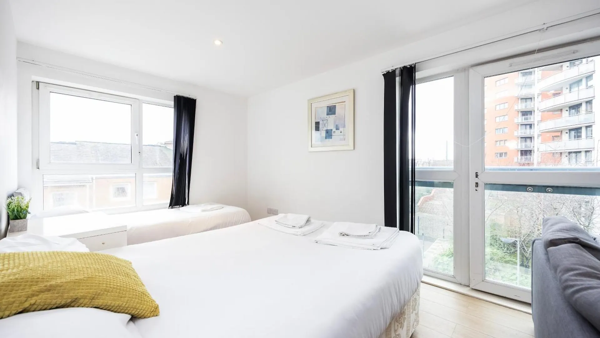 Heads On Bed -Canary Wharf Docklands Apartments For The Larger Groups London 0*,  United Kingdom