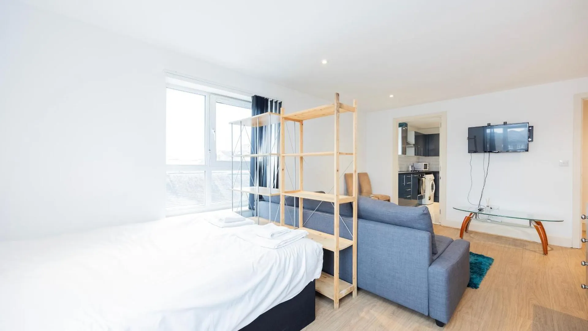 Heads On Bed -Canary Wharf Docklands Apartments For The Larger Groups London