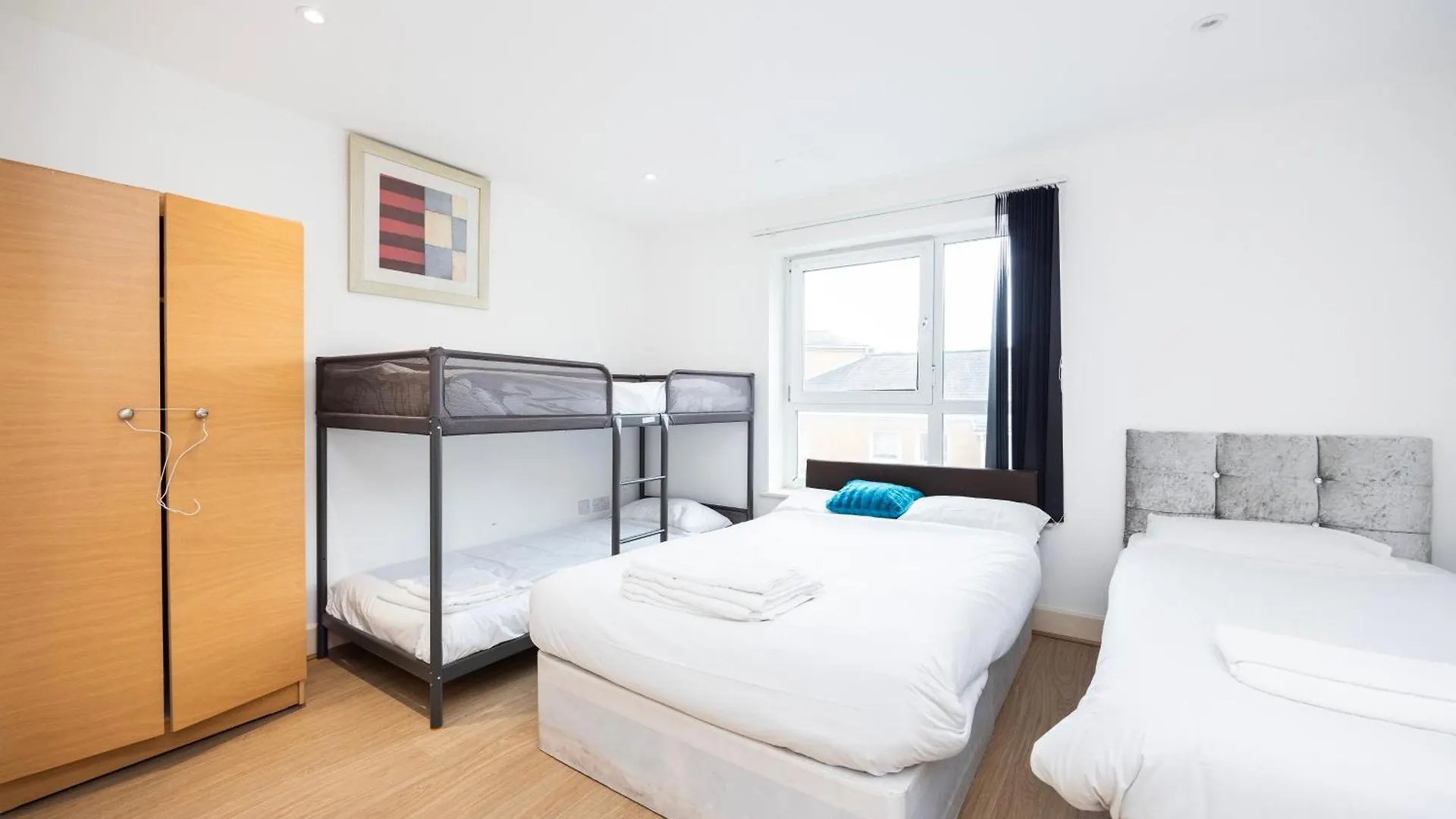 Heads On Bed -Canary Wharf Docklands Apartments For The Larger Groups London